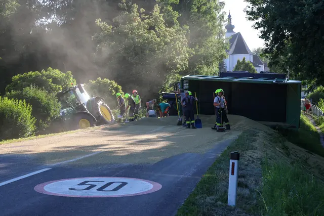 In Offenhausen kommt ein Traktor ins Schleudern, stürzt in die Böschung und verliert seine gesamte Ladung auf der Fahrbahn. | Foto: laumat.at