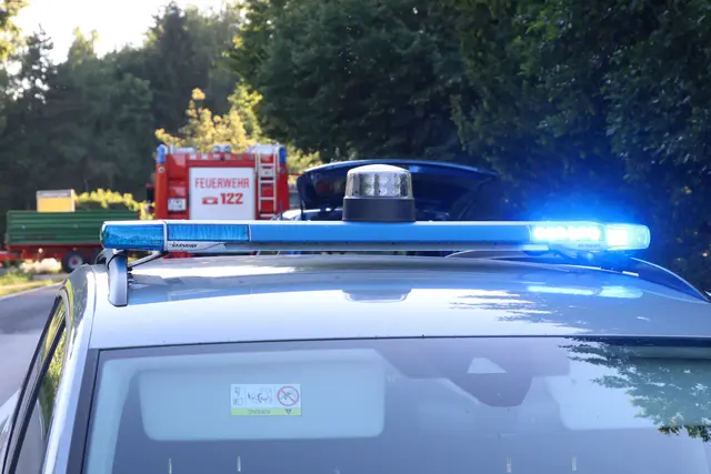 In Offenhausen kommt ein Traktor ins Schleudern, stürzt in die Böschung und verliert seine gesamte Ladung auf der Fahrbahn. | Foto: laumat.at