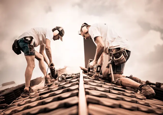 Der traditionsreiche Familienbetrieb bietet hochwertige Bauleistungen wie Dacheindeckungen, Spenglerarbeiten, Wand- und Fassadensysteme sowie Flachdachisolierungen. | Foto: Otmar Weise GmbH