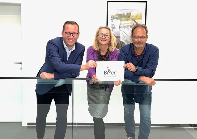 Bürgermeister Georg Djundja, Dietlind Scharzenberger von BiBer Salzburg und Ralf König, der Leiter des Jugendzentrums Oberndorf. | Foto: Stadtgemeinde Oberndorf