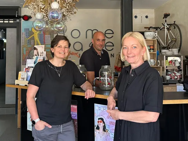 Martina Foidl, Michael Gritsch und Angelika Hronek beim offenen Austausch in der Homebase. | Foto: TVB
