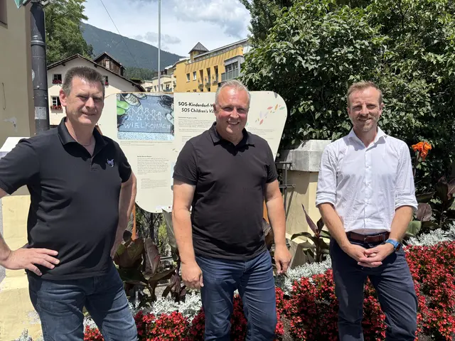 Paul Auderer, Bgm. Stefan Weirather und SOS-Kinderdorfleiter Christian Murer freuen sich über den neuen Themenweg in Imst. | Foto: Perktold