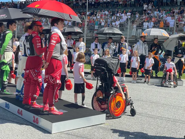 Während der Nationalhymne standen die Kinder unter anderem vor den Ferrari-Stars Lewis Hamilton und Charles Leclerc. | Foto: Freizeit-PSO