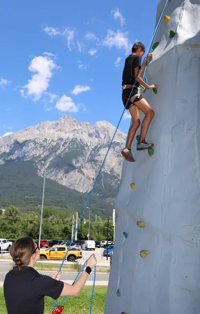 Hoch hinauf ging´s beim Kletterturm.  | Foto: Höpperger Umweltschutz
