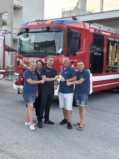 "Echte Wertschätzung zeigt sich im Tun – gerade nach so einem Ausnahmeeinsatz", so Rainer Deischinger bei der Übergabe. | Foto: FPÖ UU