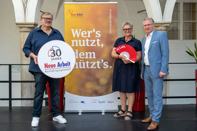 Sie blicken auf herausfordernde und erfolgreiche 30 Jahre zurück: Neue Arbeit-Geschäftsführer Bernhard Samitz mit Obfrau und Vizebürgermeisterin Silvia Radaelli und St. Veits Bürgermeister Martin Kulmer. | Foto: Dieter Arbeiter