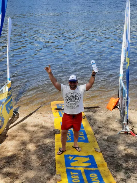 Jubel am Ziel. Thomas Nöres brauchte mehr als zwei Stunden im Stausee. | Foto: Nöres