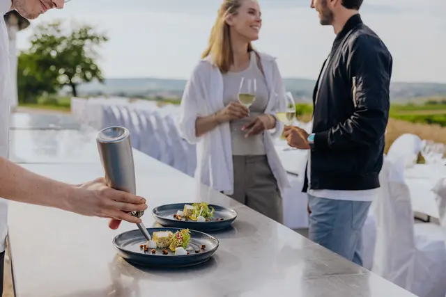 Im beginnenden Sommer locken viele Veranstaltungen zu einem kulinarischen Besuch ins Land. | Foto: Weinviertel Tourismus / Creating Click