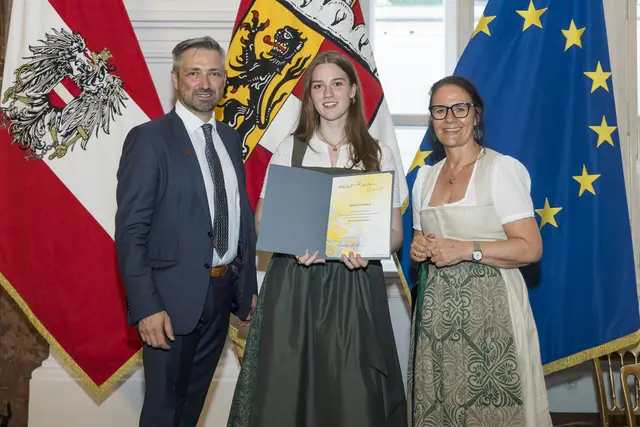 im Bild: Thomas Aichhorn (Musikum) mit Nina Frischauf, für Ihre Leistung im Musikum ausgezeichnet, und Landesrätin Daniela Gutschi | Foto: © Land Salzburg/Neumayr/Christian