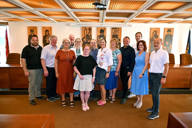 Verbandsobmann Bürgermeister Christian Samwald (4. v. r.), mit Bezirkshauptfrau-Stellvertreterin Eva Bauer (6. v. l.) und den Mitgliedern der Verbandsversammlung sowie des Prüfungsausschusses. | Foto: Stadtgemeinde Ternitz