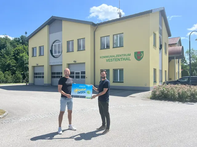 Vizebürgermeister Roland Hadeyer und Bürgermeister Michael Strasser bei der Präsentation des Bürgerbeteiligungsprojektes. (v.l.) | Foto: Gemeinde Haidershofen