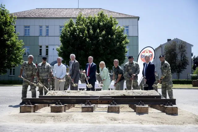 Vertreter des Österreichischen Bundesheers und der Politik beim Spatenstich für den neuen Gleisanschluss. | Foto: Bundesheer/Karlovits, Unterbuchberger