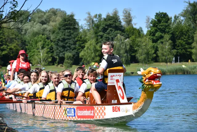 Die 4a paddelte auf den hervorragenden 2. Platz in der Wertung der 13 bis 14-Jährigen.  | Foto: Christa Pullirsch