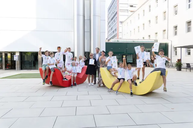 Klassenlehrerin Petra Kuttnig-Kosche, Siegfried Huber, Präsident der Volkswirtschaftlichen Gesellschaft Kärnten und Eva Schuppe von der VWK freuten sich mit den Kids | Foto: WKK/Peter Just