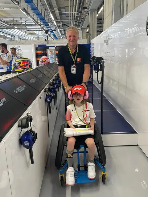 Sogar ein Besuch in der Racing-Bulls-Box wurde den Kindern ermöglicht. | Foto: Freizeit-PSO