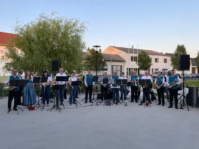 Rund 150 Besucherinnen und Besucher genießen das Sommerplatzkonzert am Franz Liszt-Platz in Raiding. | Foto: Markus Landauer
