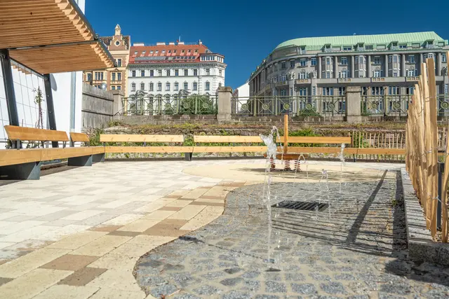 Bänke, Schatten, Grün und ein Wasserspiel – das Ergebnis lässt sich sehen. | Foto: Valentina Marilenić/MeinBezirk