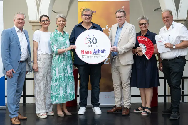 Bürgermeister Martin Kulmer (Stadtgemeinde St. Veit / Glan), Ermina Cosic (Neue Arbeit, Standort Klagenfurt), LH-Stellvertreterin Gaby Schaunig (Kärntner Landesregierung), Bernhard Samitz (Geschäftsführer Neue Arbeit GmbH), Peter Wedenig (Arbeitsmarktservice Kärnten), Obfrau Silvia Radaelli (Verein Neue Arbeit), Bürgermeister Martin Treffner (Stadtgemeinde Feldkirchen) | Foto: Dieter Arbeiter