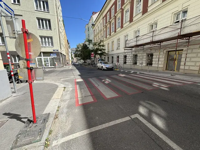 Im Sommer kommt in der Josefstadt die große Zebrastreifenoffensive. Beispielsweise soll der Schutzweg vor dem Gymnasium Feldgasse versetzt werden. | Foto: Philipp Scheiber/MeinBezirk