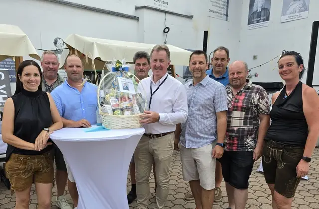 Das Organisationsteam mit Ehrengästen (von links): Kristina Müller, Alexander Themel, Daniel Wrießnig, Johann Tomitz, Johann Weber, Johann Rigelnik, Franz Skutl, Manfred Daniel und Julia Roschitz | Foto: Privat
