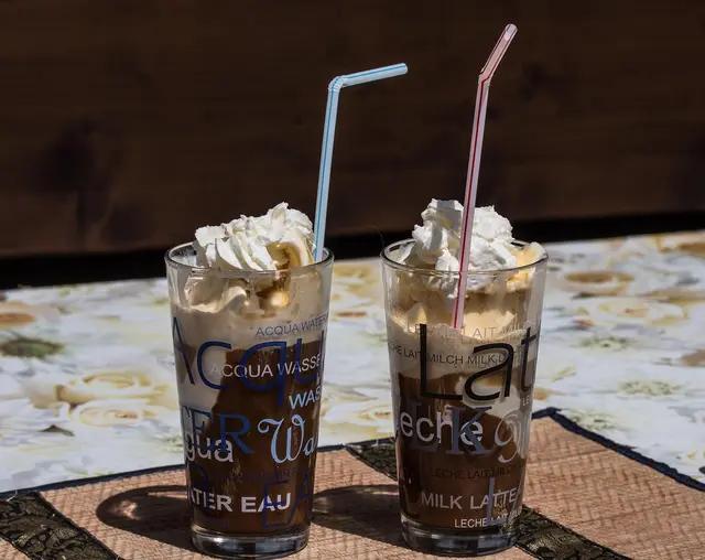 Es gibt viele Varianten, seinen Eiskaffee zu genießen - gerührt, ungerührt, mit Eiswürfeln oder als Cold Brew.  | Foto: Symbolfoto: Unsplash