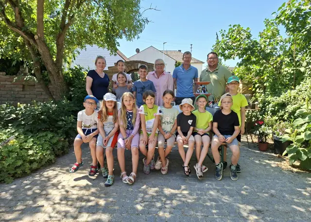 Hortpädagogin Anna Lukas, Künstlerin Lilia Olchowa, Bürgermeister Robert Weiser, Vizebürgermeister Andreas Hitter mit den kleinen  Künstler