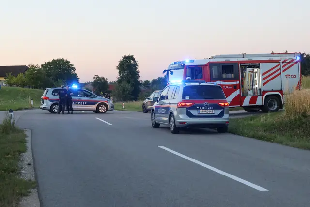 Bei einem tragischen Zusammenstoß in Offenhausen verliert eine 13-jährige Radfahrerin nach einem Crash mit einem Auto ihr Leben. | Foto: laumat.at