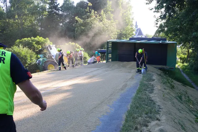 In Offenhausen kommt ein Traktor ins Schleudern, stürzt in die Böschung und verliert seine gesamte Ladung auf der Fahrbahn. | Foto: laumat.at