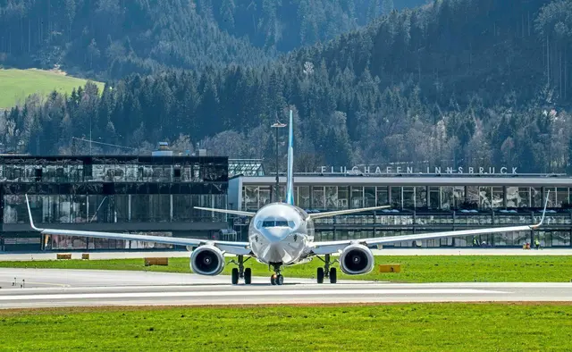 Die Flugverbindung Innsbruck - Frankfurt ist Thema im Tiroler Landtag. | Foto: zeitungsfoto.at