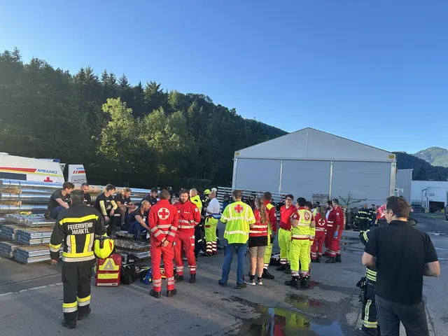 Einsatzkräfte der Betriebsfeuerwehr und umliegender Wehren löschten den Brand an der Walzlinie bei Neuman Aluminium rasch und verhinderten Schlimmeres. | Foto: BFKDO Lilienfeld