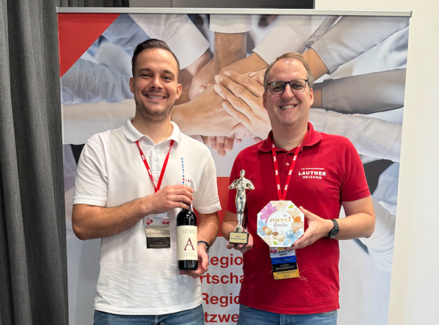 v.l.: Markus Hautzinger und Robert Lautner - Markus
übergibt den Oscar für die beste Kurzpräsentation.  | Foto: BNI/Roland Hamm