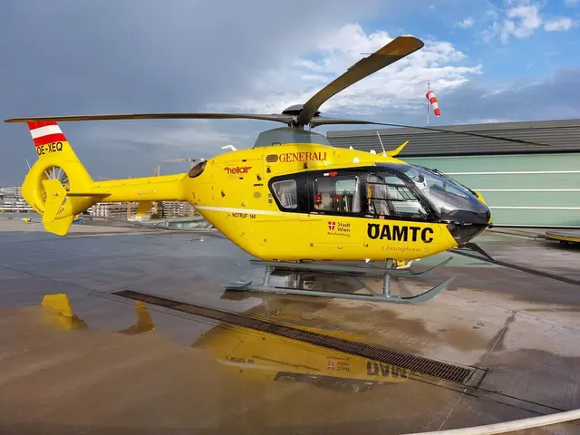 Eine 78-jährige und eine 80-jährige Frau gingen über den Hauptplatz und überquerten die Fahrbahn. Es kam zu einer Kollision mit dem PKW. Die 80-jährige Fußgängerin wurde mit schweren Verletzungen mit dem Notarzthubschrauber Christophorus 9 in das Landesklinikum Baden geflogen. | Foto:  ÖAMTC