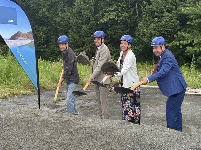 Architekt Michael Kritzinger, TIWAG-Vorstandsdirektor Alexander Speckle, Bürgermeisterin Michaela Ofner und TIQU-Geschäftsführer Dietmar Thomaseth beim Baustart für das neue Büro- und Laborgebäude in Haiming. | Foto: Perktold