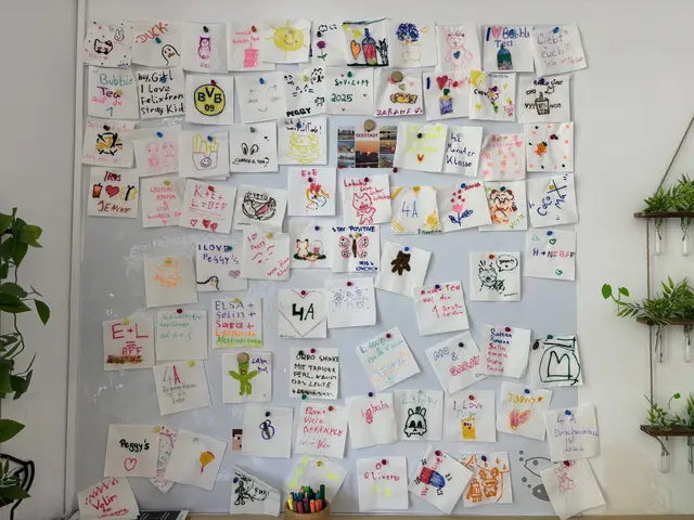 Besucherinnen und Besucher können sich an einer kleinen "Mahlecke" künstlerisch verewigen oder in der Vitrine in der gegenüberliegenden Ecke Mini-Figuren bekannter Anime-Serien bestaunen, die ebenfalls gekauft werden können.  | Foto: Matthias Pandrea