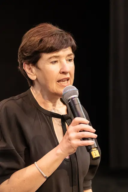 Fachvorständin Gabriele Skach eröffnet die Modenschau der Ferrarischule Innsbruck am 17.06.2025 im Salzlager Hall in Tirol | Foto: Paul Weber