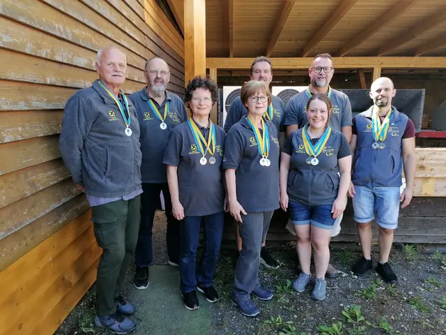 1. Reihe: Regina Eilenberger, Angelika Tanzer und Astrid Kaltenbrunner
2. Reihe: Gerald Koller, Gottfried Eilenberger, Reinhard Auer, Daniel Wagner und Patrick Kaltenbrunner (jeweils v.l.) | Foto: JSG Waidhofen/Thaya