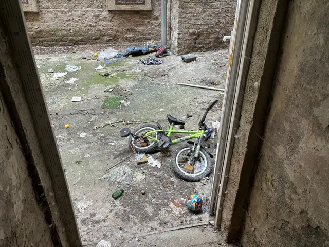 Mit einem der Kinderräder fixierte Maurer die Tür zum Innenhof, um dem Lärm zu entgehen.  | Foto: Luca Arztmann/MeinBezirk