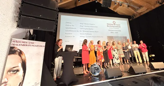 Renate Magerle mit Vorstand und Beiräten. | Foto: Kogler