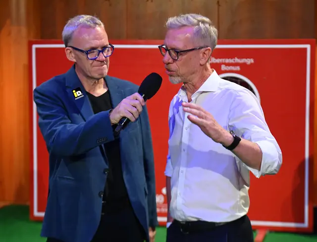 Peter Stöger, Trainer SK Rapid Wien, im Gespräch mit Ralph Schader. | Foto: Schader