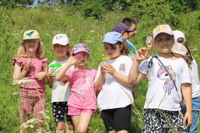 Viel Spaß und großer Einsatz bei der Insektensuche mit der Becherlupe. | Foto: LPV/F. Hohn