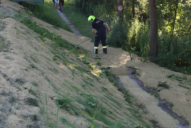 In Offenhausen kommt ein Traktor ins Schleudern, stürzt in die Böschung und verliert seine gesamte Ladung auf der Fahrbahn. | Foto: laumat.at