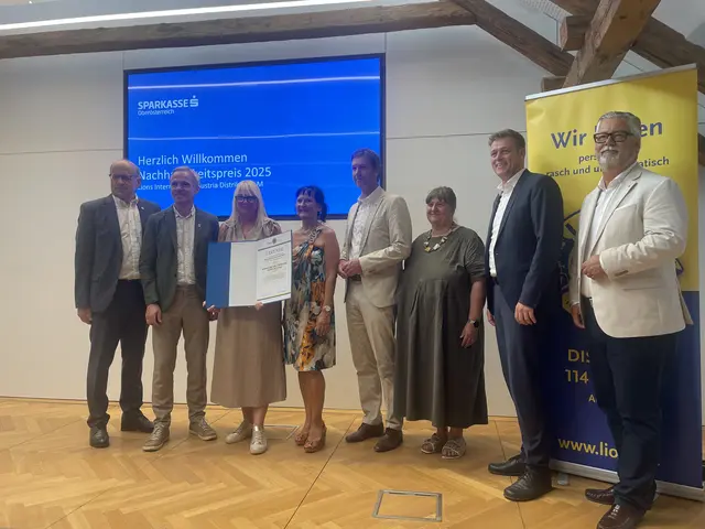 
vlnr. Hubert Hartl Governor Lions Distrikt 114-Mitte, Dipl.-Ing. Josef Mitterwallner
Distriktbeauftragter für Umwelt und Nachhaltigkeit, Christina Gattermaier-Humer Obfrau der Clean4tler, Margareta Untner und Thomas Schererbauer Beiräte der Clean4tler, Anita Klaffenböck aktives Mitglied der Clean4tler, Stefan Kaineder Landesrat für Klimaschutz, Umwelt, KonsumentInnenschutz und Integration und Eugen Dorfner Sparkasse Oberösterreich
