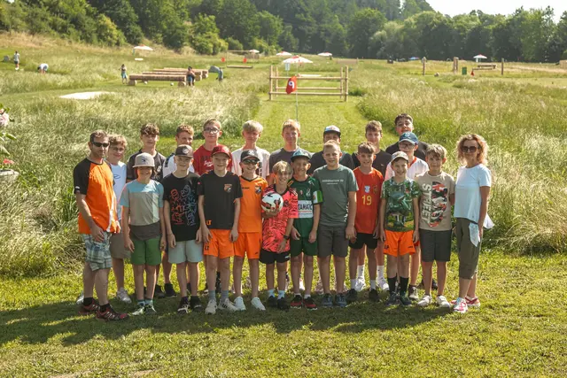 Erster Spieltag mit der Mittelschule Ostermiething. Nach einer kurzen Einführung starteten 23 Schüler in Vierer-Flights als erste Gruppe und testeten die 18 Bahnen. | Foto: Jakob Esterbauer