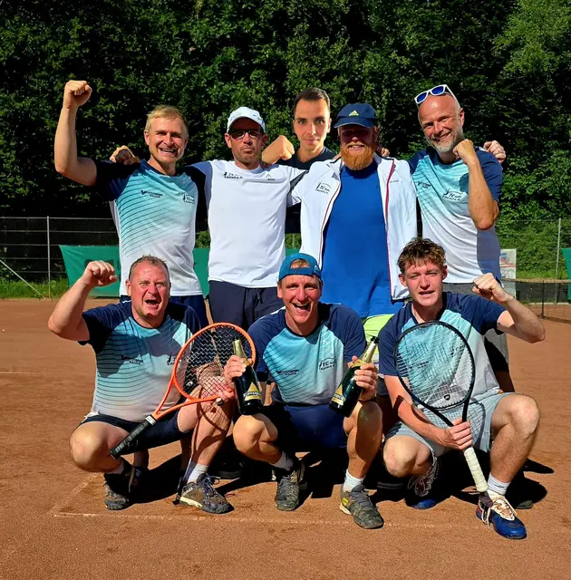 Die Mannschaft des TC Raika Aurach feiert den Sprung in die 1. Klasse. | Foto: TC Raika Aurach am Hongar