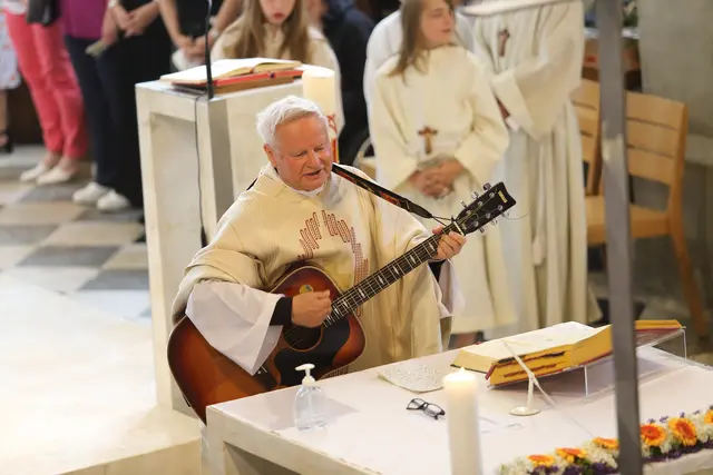 Seit 2005 ist Tratar nicht nur Provisor in Eberndorf, sondern auch in Edling. Von 2010 bis 2013 war Tratar Dechant-Stellvertreter des Dekanates Eberndorf. Zudem war er von 2012 bis 2013 Geistlicher Assistent der Katholischen Jugend. In Anerkennung seines Engagements wurde Tratar 2011 zum Bischöflichen Geistlichen Rat ernannt. | Foto: Walter Rutar
