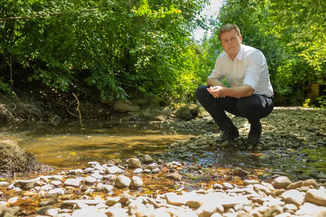 Landesrat Stefan Kaineder im Flussbett der trockengefallenen Mattig in Mattighofen. | Foto: Land OÖ/Denise Stinglmayr