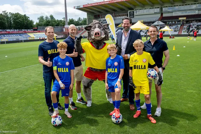 Eric Scharnitz (BILLA Vertriebsdirektor), Peter Gschiel (BILLA Vertriebsdirektor), Maskottchen Ferdl, Lukas Mandl (österreichischer Europaabgeordneter) und Stefan Weinlich (BILLA Vertriebsdirektor) mit Spielern. | Foto: BILLA AG / Robert Harson