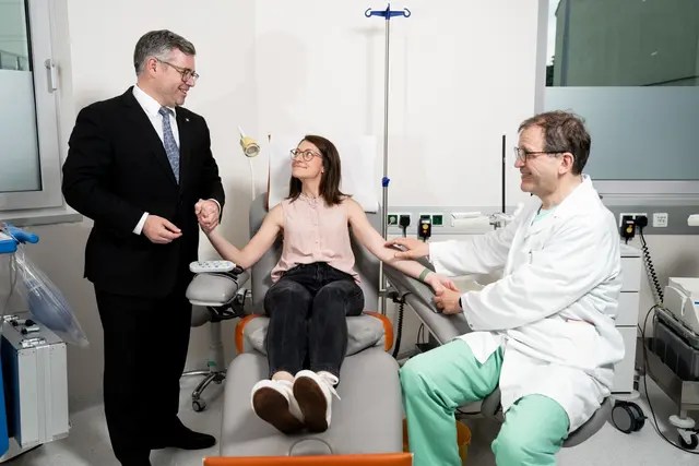 Landesrat Ludwig Schleritzko mit Blutspenderin Teresa Höchtl und Dr. Gottfried Fischer, medizinischer Leiter der Blutbank St. Pölten.

 | Foto: Imre Antal
