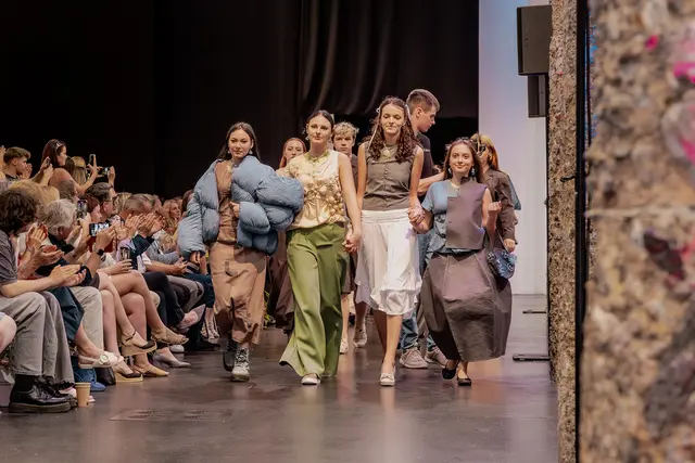 Das Finale der Modenschau - Ferrarischule Innsbruck 2025
Ein Abend voll er Visionen, Wandel und Mut zur Aussage geht zu Ende!
 | Foto: Paul Weber