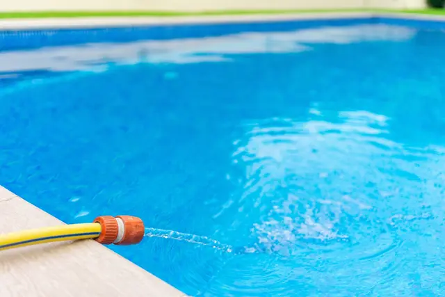 Seit Jahren gibt es immer mehr private Pools in der Region, die mit kostbarem Trinkwasser befüllt werden. | Foto: juancajuarez/PantherMedia